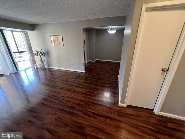 Building Photo - 4500 S Four Mile Run Dr