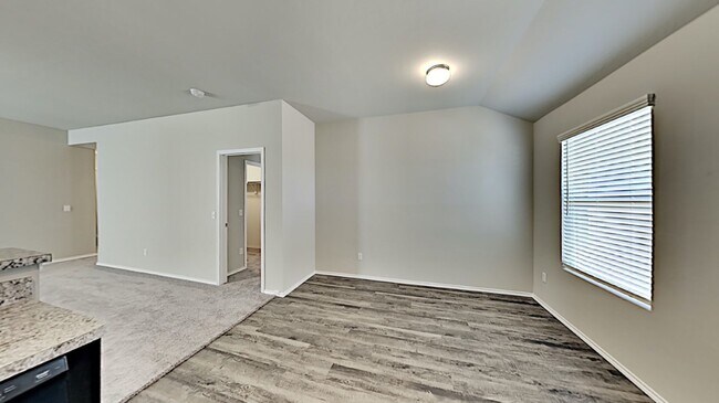 Building Photo - Very Nice 3 Bedroom 2 Bath Home in Yukon Schools