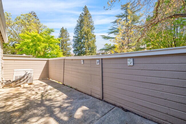 Building Photo - 9101 Newhall Dr