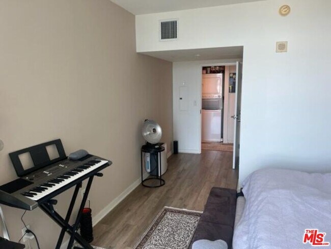 Building Photo - 13700 Marina Pointe Dr