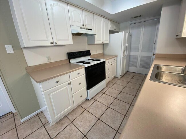 Building Photo - 13003 Algerita Terrace