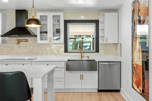 Building Photo - 2350 Sherbrooke Rd