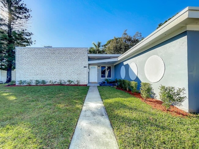 Building Photo - 1500 SW 12th Ct