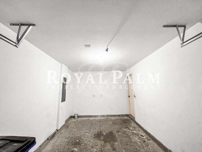 Building Photo - 4BR/2BA Duplex Living in Vistanna Villas + Washer & Dryer! — Space, Style, and Laundry Convenienc...