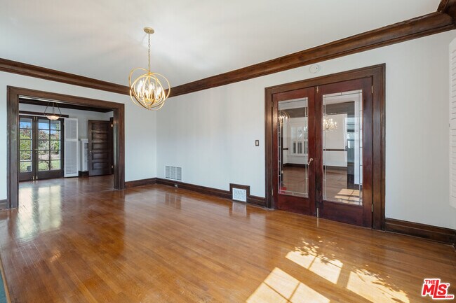 Building Photo - 317 S Norton Ave