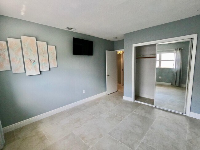 Building Photo - 382 E Royal Palm Rd