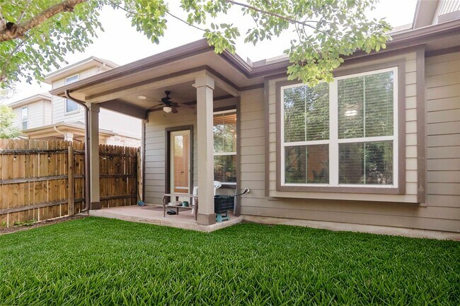 Building Photo - 13400 Briarwick Dr