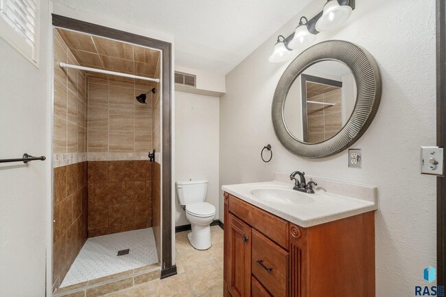 Building Photo - 2412 S Sheffield Cir