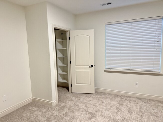 Building Photo - 14328 S Log Home Ln