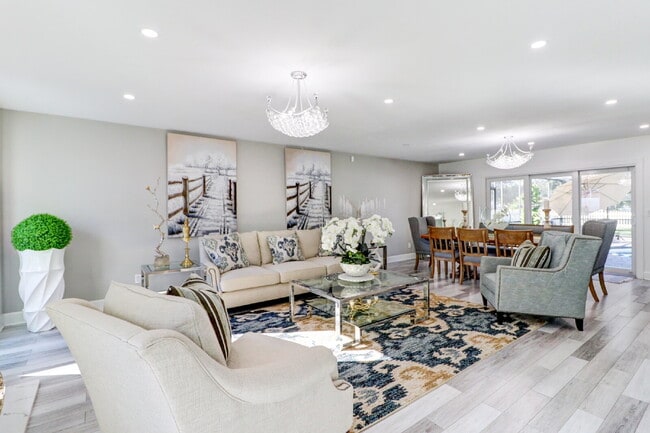 Building Photo - Fully Furnished 4-Bedroom Pool Home with Golf Course Views in Northdale