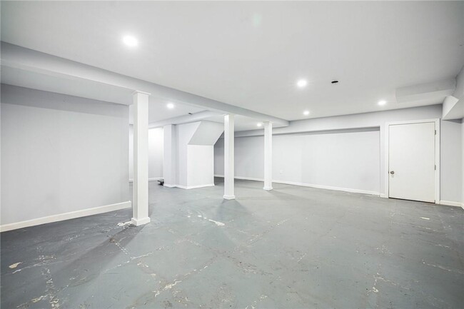 Building Photo - 11 Hillside Pl