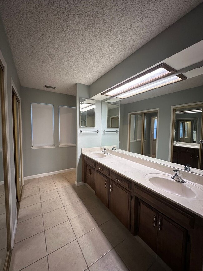 Building Photo - NW Visalia Home Coming Soon!