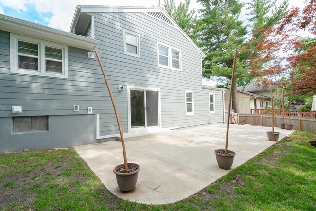 Building Photo - 9300 Outlook Dr