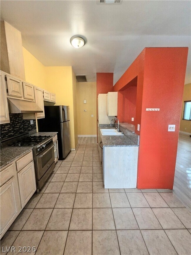 Building Photo - 437 Mayan Dr