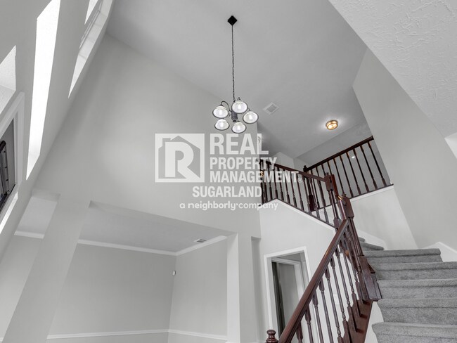Building Photo - Executive Living in the Heart of Sugar Land