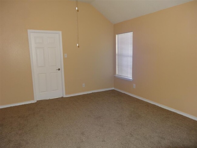 Building Photo - 34602 Lake Side Dr