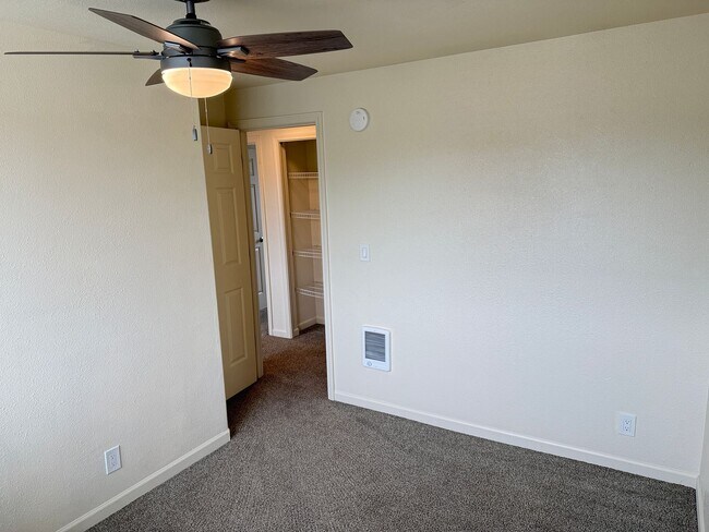 Building Photo - Updated 3-bedroom 1.5 bath duplex in Eugene!