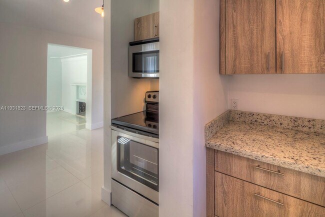 Building Photo - 14935 NE 11th Ct