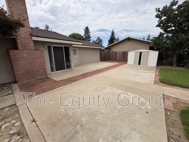 Building Photo - 2232 E Paradise Ave