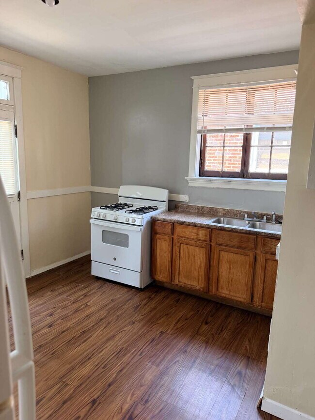 Building Photo - ** MOVE IN SPECIAL** Historic South City Living