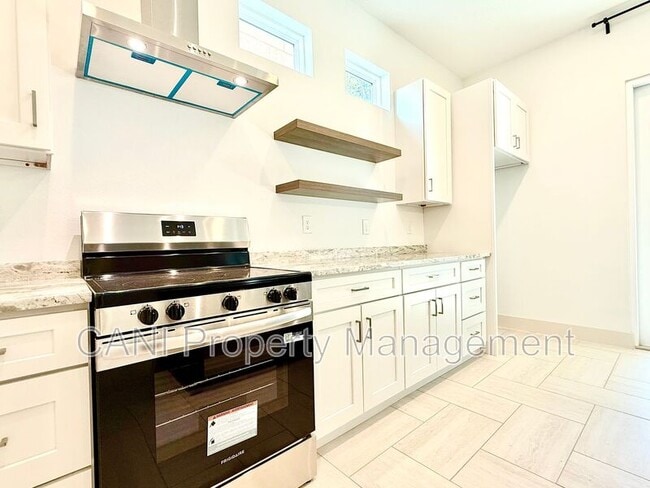 Building Photo - 728 Ellwood Ave