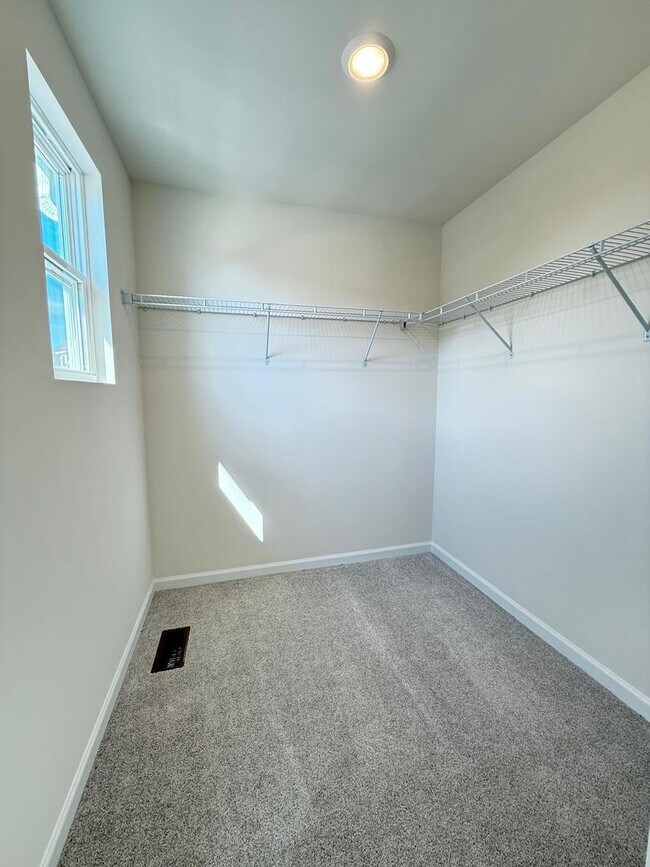 Building Photo - 660 Switchgrass Wy