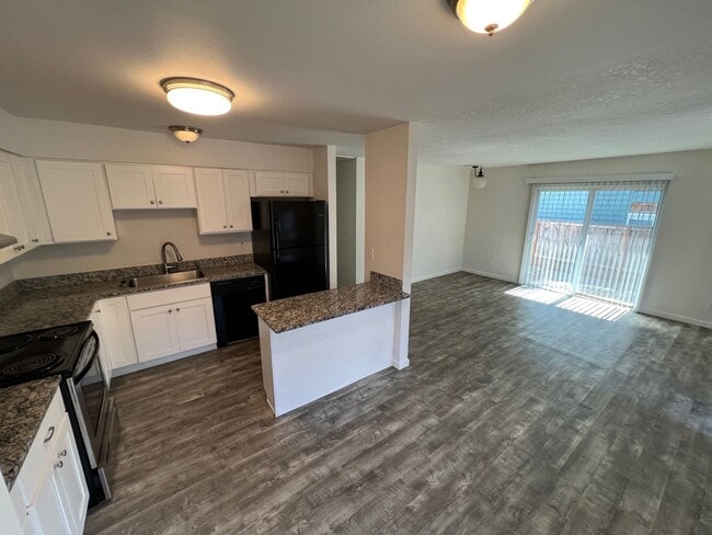 Building Photo - Townhouse in Tigard $1575 + utilities