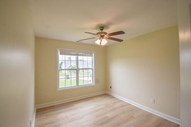 Building Photo - 3 Bedroom 2 Bathroom with Garage