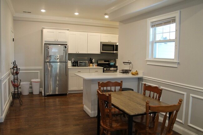 Building Photo - 34 Circuit St