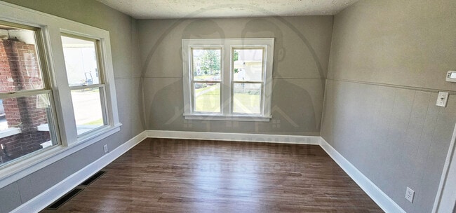 Dining room - 859 S Main St