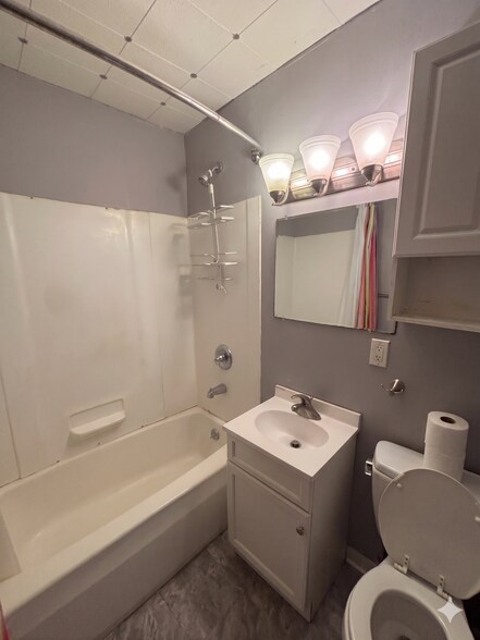 Building Photo - 2417 E Green St