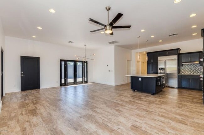 Building Photo - Beautiful 3bdrm 3 bath home with guest casita in desirable Whitton district