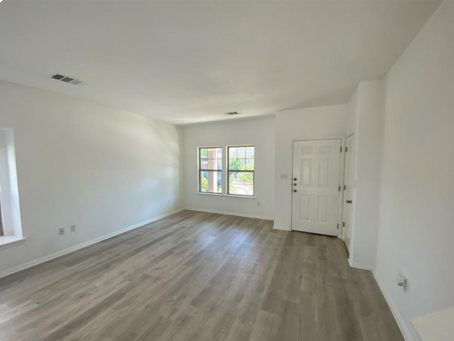 Building Photo - Modern Comfort Meets Ideal Location - 3BR/...