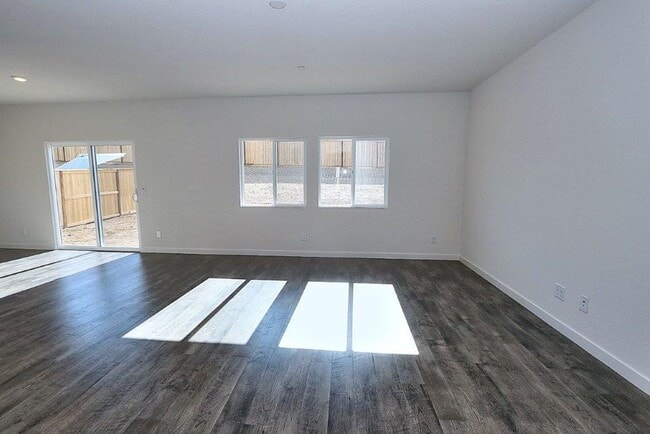 Building Photo - Beautiful Lincoln Home Available in May!