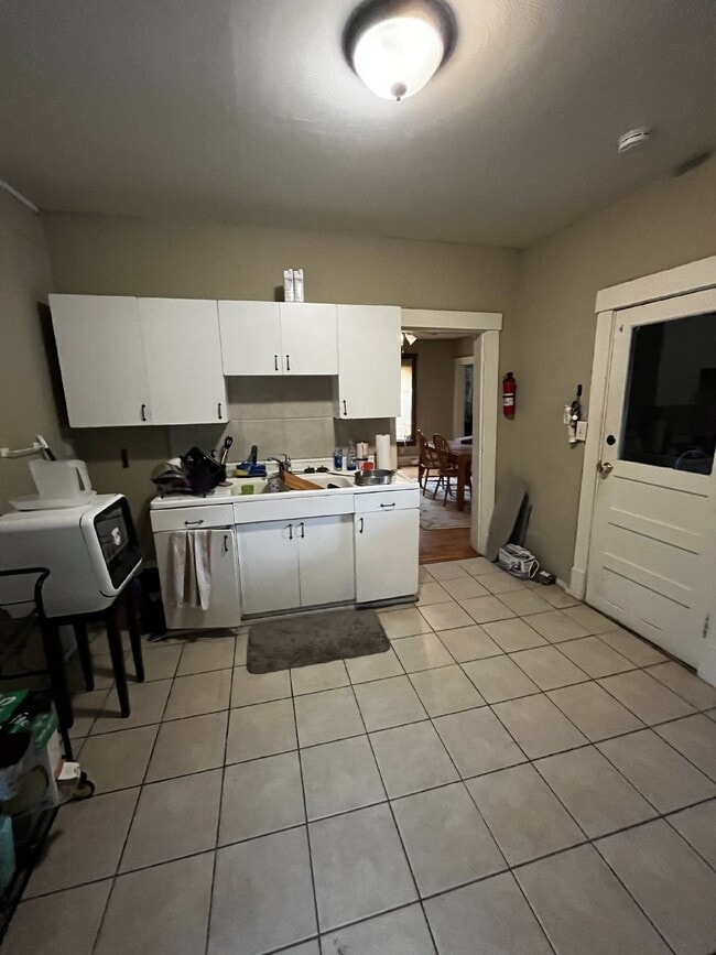 Building Photo - 3 Bed 1 Bath close to UWEC! Available July...