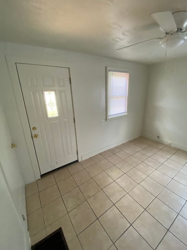Building Photo - 2 Bedroom House Basement & Garage - Fenced...
