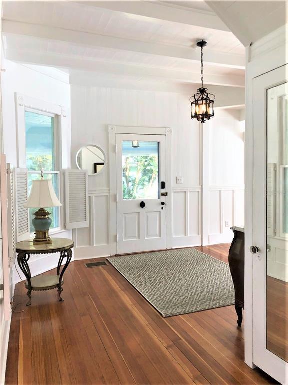 Building Photo - 835 Victoria Dr