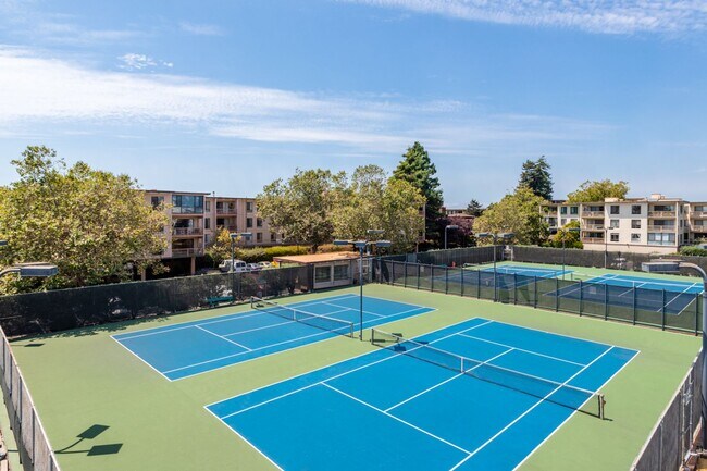 Building Photo - Full Size One Bedroom with Top Floor Privacy