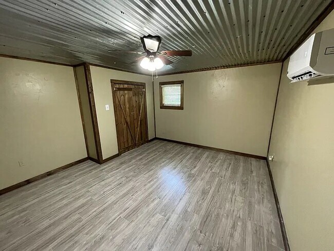 Building Photo - 6980 Farm Rd 115