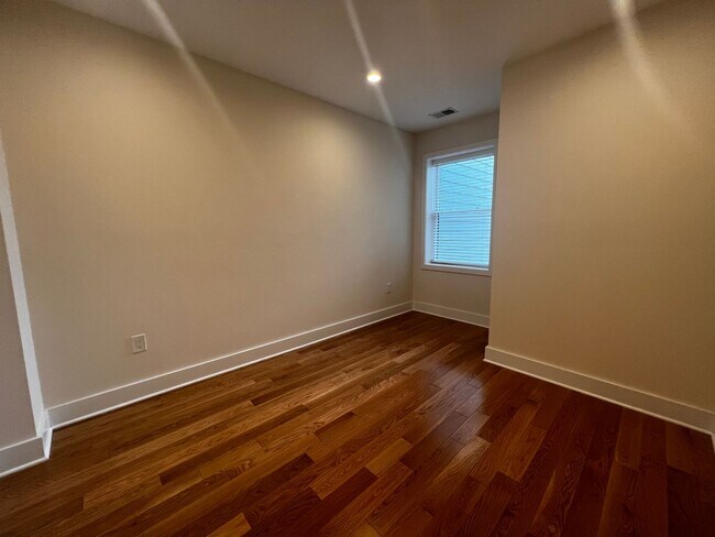 Building Photo - Lavish 5 BR/4 BA Townhome in Petworth!