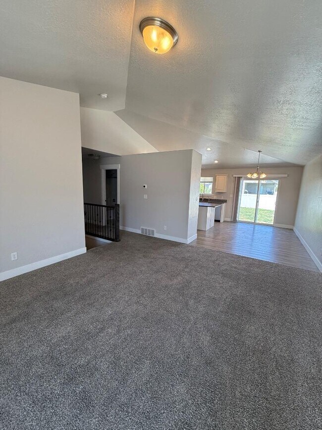 Building Photo - 1375 E Rachel Way
