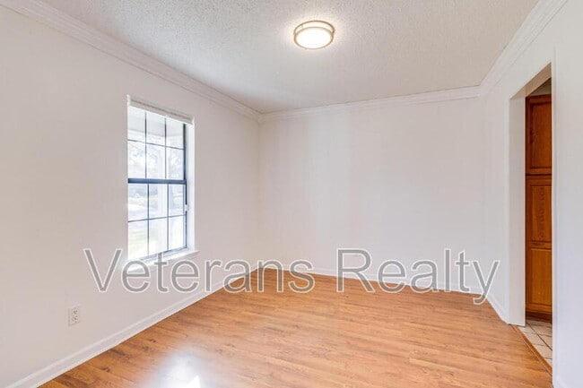 Building Photo - 1210 Spring Dr