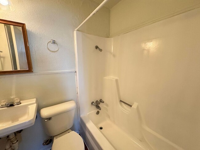 Building Photo - 505 Sunset Ln