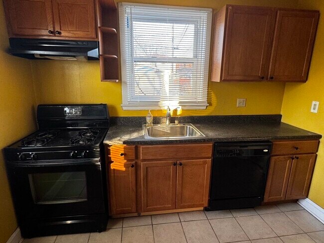 Building Photo - 9556 S Forest Ave