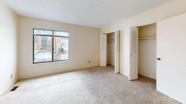 Building Photo - 449 S Wright St