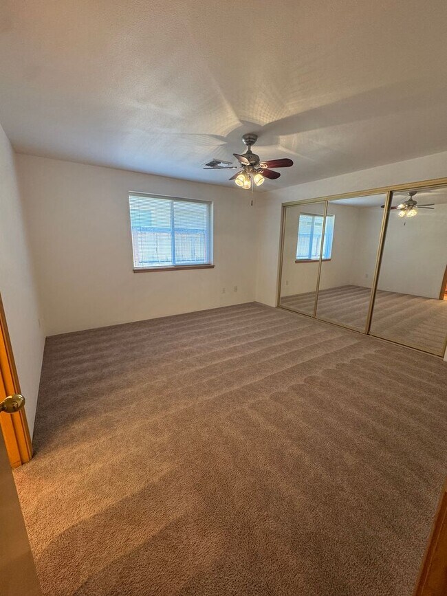 Building Photo - 2 bedroom 2 bath duplex for rent in Grants  Pass