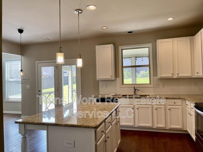 Building Photo - 7531 Silk Tree Pointe