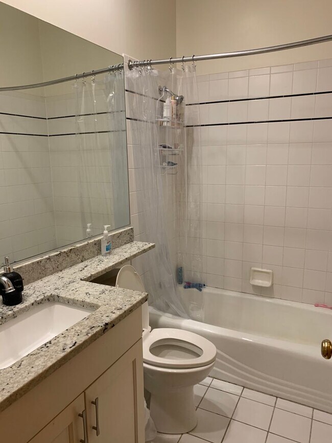 Building Photo - Very Spacious 5 BR/3 BA Duplex in Lincoln ...