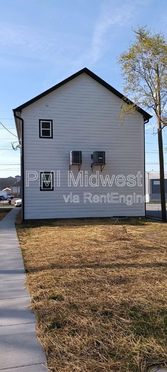 Building Photo - 1240 W 18th St