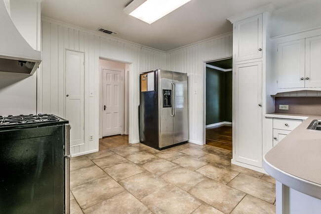 Building Photo - Ready for New Students- 2 Bed, 1 Bath Tudor Home Minutes from TCU- 76109